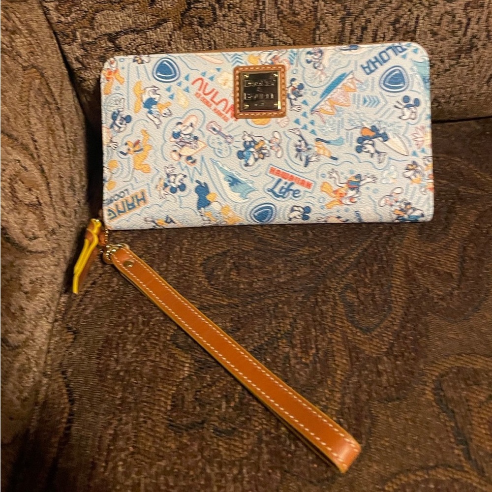 Exclusive 2021 Dooney and Bourke Disney aulani wallet